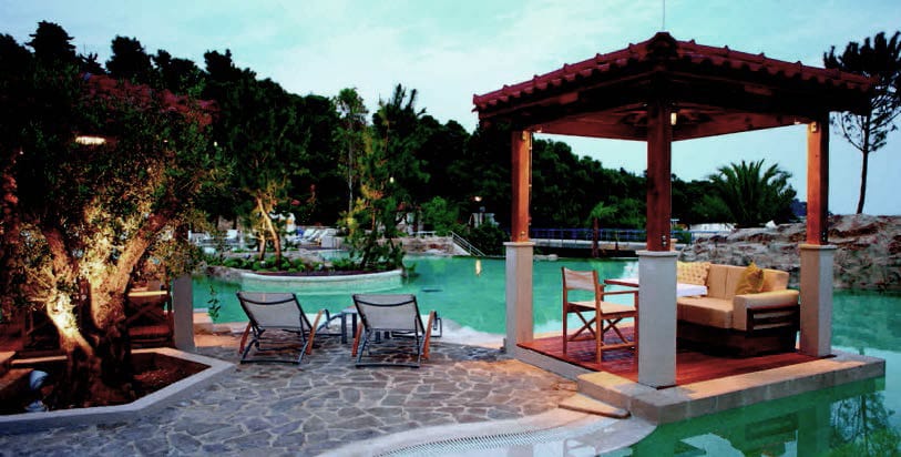 Snyggt undanstoppad i en privat bukt ligger spa-hotellet Amfora, ett av våra två val på ön Hvar, och det absolut bästa valet om du tycker om ett dopp i poolen.