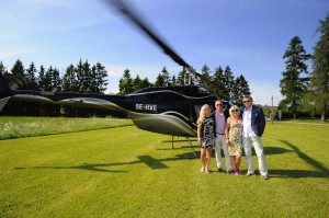 Lasse Andersson skjutsade Åza Brennander, Cecilia Ljung och Jocke Borrfors till Sthlm med helikopter på eftermiddagen. 