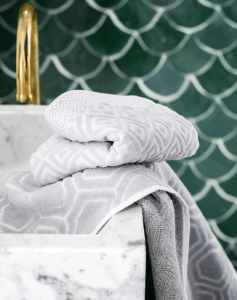Handdukar i gråa toner och mjuka mönster hitar du på H&M Home för 59,50 kr.